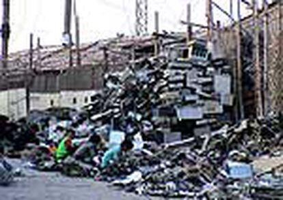 Vertedero de desechos informáticos en la provincia china de Hunan (diciembre de 2001).