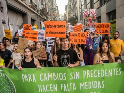 Un grupo de jóvenes contra el cambio climático del movimiento Fridays for Future protesta en las calles de Madrid, en septiembre de 2022.