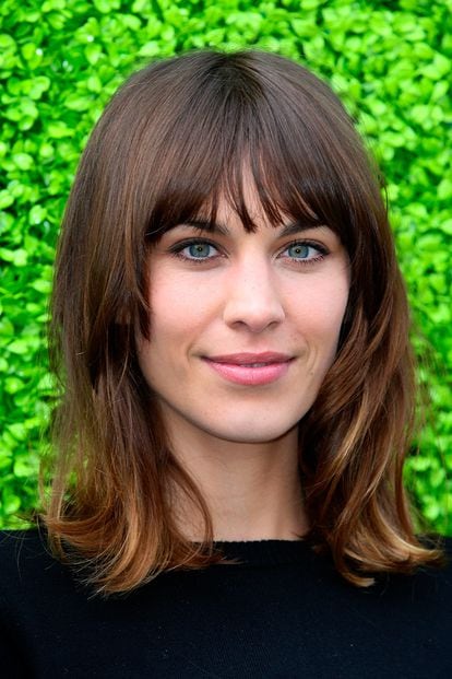 Naturalidad absoluta (aparente) en este look de Alexa Chung, a quien no le falta un labial rosado, perfilador y máscara de pestañas. Perfecto para el día.