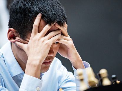 Liren Ding mira de reojo a su rival, el ruso Ian Niepómniashi, durante la cuarta partida del Mundial.