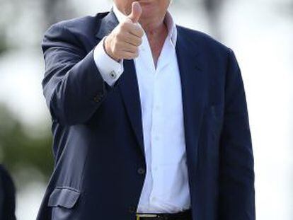 El candidato presidencial Donald Trump gesticula ante los medios durante un torneo de golf.