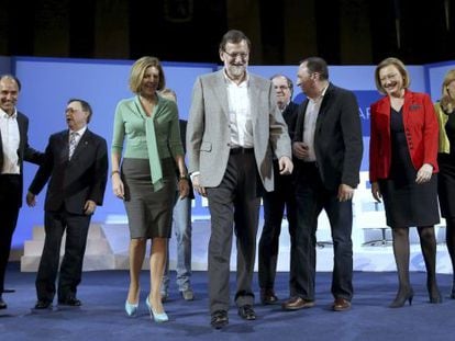 El presidente del Gobierno, Mariano Rajoy, acompa&ntilde;ado por los candidatos .
