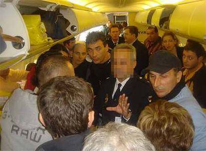 Las fuerzas de seguridad intentan tomar declaración a un pasajero italiano ayer en Manises.