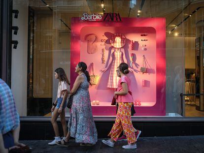 El escaparate de un establecimiento madrileño de Zara decorado con la línea de la marca inspirada en Barbie.