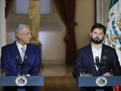 El presidente de Chile, Gabriel Boric, habla hoy junto a su homólogo de México, Andrés Manuel López Obrador, durante una declaración conjunta en el Palacio de La Moneda.