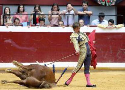 El diestro Julián López "El Juli" abate a su toro en el coso taurino de Illumbe, ayer durante la segunda corrida de la Semana Grande donostiarra.