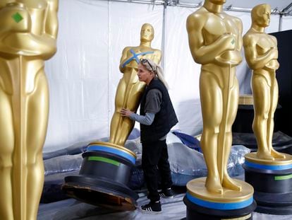 Personal prepara la escenografía para la gala de los Premios Oscar que se llevarán a cabo este fin de semana en Los Ángeles, California.