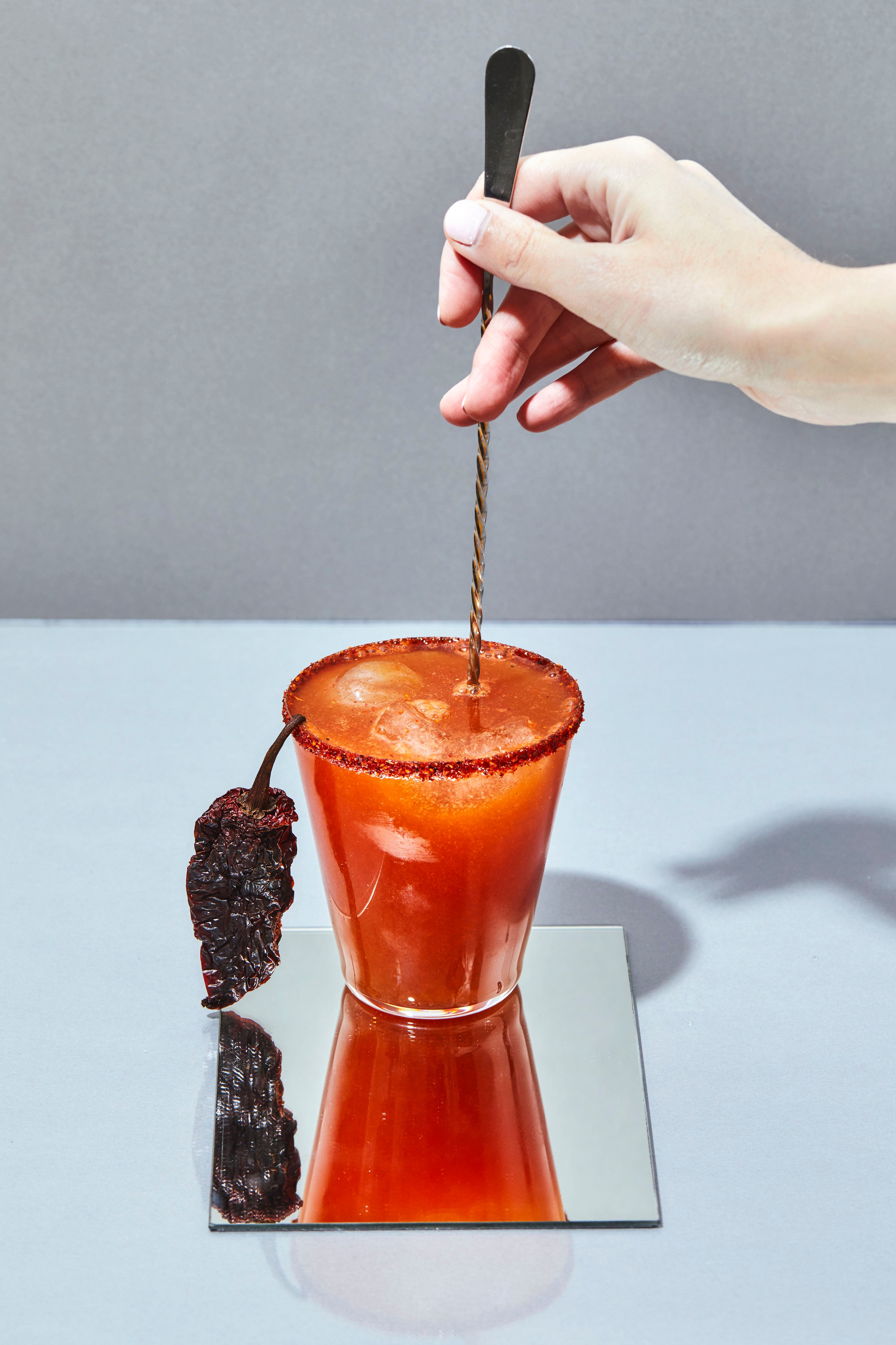 La Renacida es una bebida inspirada en la Michelada mexicana, creada por Esther Merino.