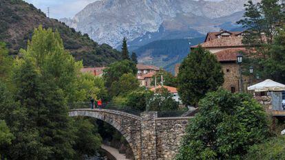 El puente de San Cayetano, en la villa de Potes (Cantabria).