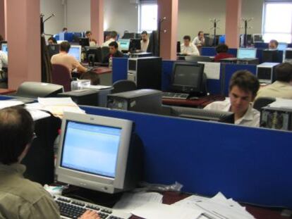 Grupo de trabajadores en una oficina de Indra de M&aacute;laga.