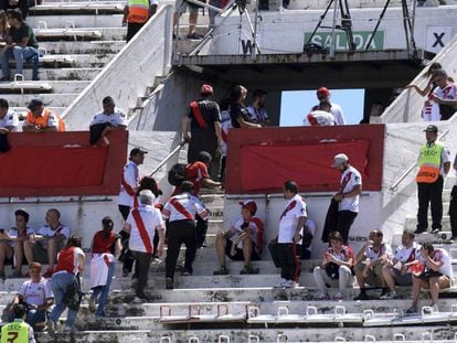 Aficionados de River Plate abandonan el estadio tras confirmarse la suspensión del partido ante Boca.