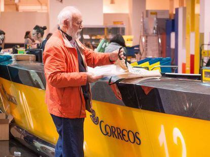 La CNMC dice que Correos aplica precios "por debajo de coste" a Administraciones y grandes empresa