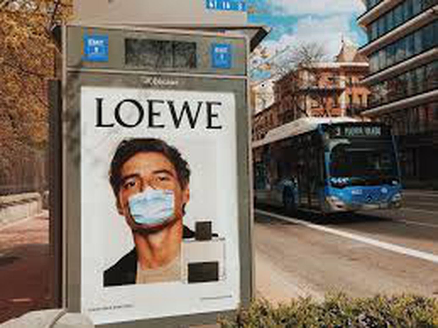 Anuncio de Loewe al que se le ha incorporado mascarilla.