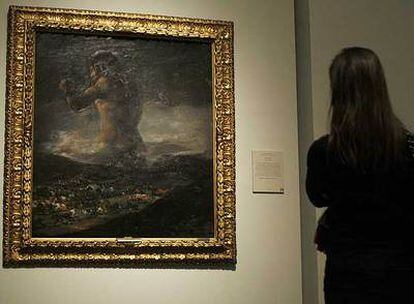 <i>El coloso, </i><b>fotografiado ayer en El Prado; todavía se atribuía a Goya, como puede verse abajo.</b>