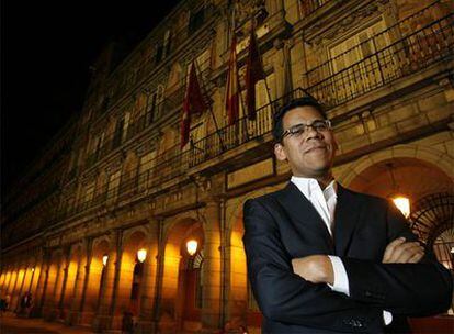 El profesor Jesús Escobar, ayer en la plaza Mayor.