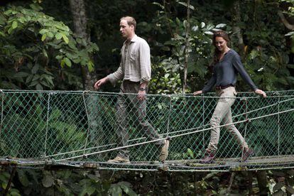Los Duques de Cambridge cruzan un puente en el Valle danum en la isla de Borneo. La pareja real está en su segunda escala de una gira de nueve días del sudeste de Asia y el Pacífico Sur en nombre de la reina Isabel II para conmemorar su jubileo de diamante.