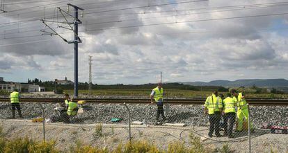 Técnicos de Adif, en imagen de archivo, supervisan el cable de cobre y la fibra tras una acción de sabotaje.