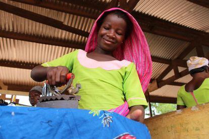 Aisha quiere ser costurera. Tras seis meses de trabajo como kayayei (porteadora de mercancías) deseaba volver a casa.