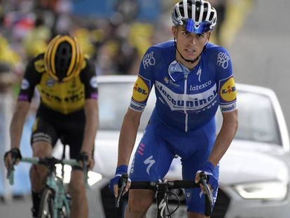 Enric Mas, entrando a meta en la 18ª etapa del Tour disputada entre Embrum y Valloire.