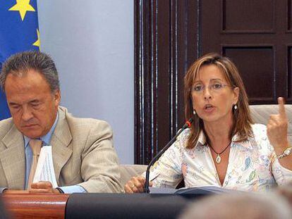 La exalcaldesa de Jerez Pilar S&aacute;nchez, junto a Pedro Pacheco, en una comparecencia en 2006.