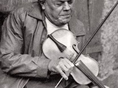 Florencio López con su violín.