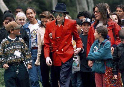 Michael Jackson rodeado de fans en su rancho de Neverland, en 1995.