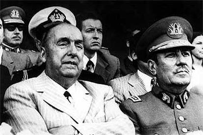 Neruda, junto al general Carlos Prats, en el Estadio Nacional de Santiago en 1972 en el homenaje ofrecido al premio Nobel. Detrás, con gafas de sol, Pinochet.