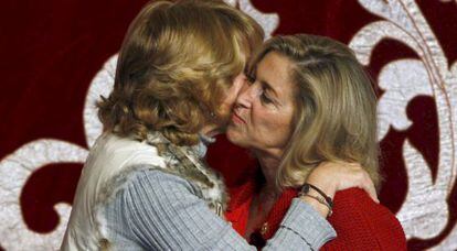 Esperanza Aguirre, a la izquierda, y Concepción Dancausa, en enero de 2009.