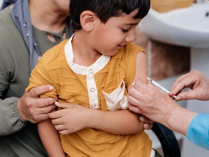 Un niño es vacunado contra el sarampión en Tayikistán, en 2022.