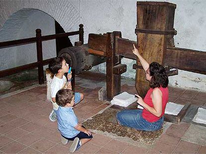 La guía del museo de Capellades, Luisa  Huerta, plancha papel para mostrar el funcionamiento del mazo satinador.