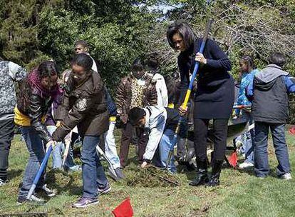 Michelle Obama, con un grupo de escolares ayer durante las tareas de plantación.