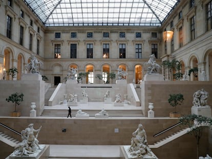 Un trabajador del Louvre camina por el interior del museo el 13 de marzo, cuando el museo cerró sus puertas.