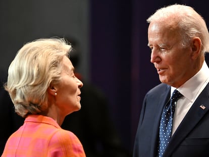 La presidenta de la Comisión Europea, Ursula von der Leyen, habla con el presidente de EE UU, Joe Biden, durante el G-20 de Bali, el pasado mes de noviembre.