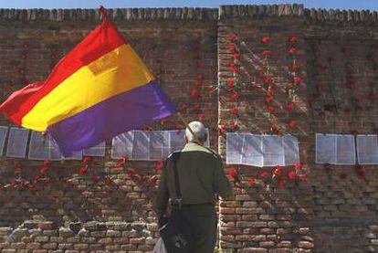 Homenaje a los fusilados por el franquismo en el cementerio de la Almudena