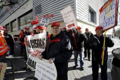 Trabajadores de Coca Cola portan pancartas durante la concentración que han llevado a cabo en las inmediaciones de la Asamblea de Madrid para exigir a la empresa que dé marcha atrás en sus planes para cerrar su planta de Fuenlabrada.