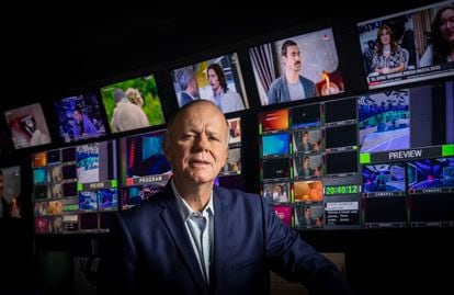 El periodista mexicano Ciro Gómez Leyva en el estudio de audio y monitoreo de Imagen Noticias.