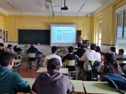 Uno de los talleres de desinformación impartidos por el periodista Pablo Cantó en un instituto de Cádiz.