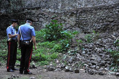 Dos agentes supervisan la zona del muro derrumbado en el enclave arqueológico de Pompeya, en italia.