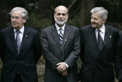 Mervin King, Ben Bernanke y Jean Claude Trichet, de izquierda a derecha, posan para los fotógrafos durante una cumbre del G-7 en 2008.