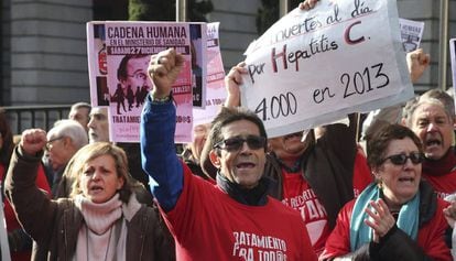 Cadena humana en 2014 para exigir el tratamiento gratuito a todos los pacientes con hepatitis C