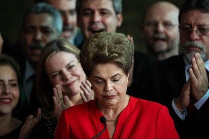La ahora expresidenta de Brasil Dilma Rousseff habla frente al Palacio de Alborada en Brasilia (Brasil)