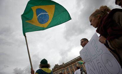 Una protesta en contra del Gobierno de Bolsonaro, en Toulouse, Francia.