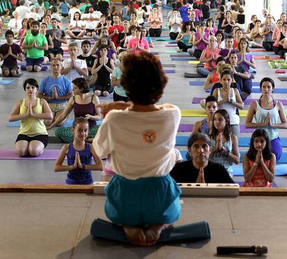 Clases de yoga Iyengar celebrada el martes en el instituto Virgen de la Paloma.