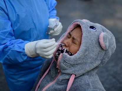 Covid en México: Una mujer se realiza una prueba de coronavirus en Iztapalapa