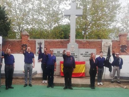 Acto de homenaje a Ramiro Ledesma en el cementerio de Aravaca. 