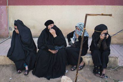 Mujeres esperan en una fila para acceder a las tarjetas del WFP