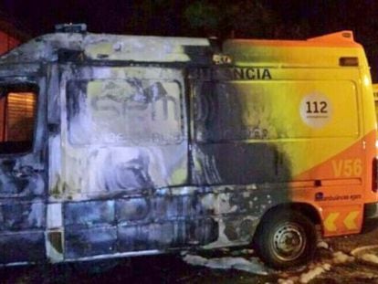 Una de las ambulancias incendiadas durante el conflicto laboral.