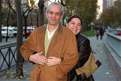 Francisco Rodríguez, con su esposa, Rosa Marquina, el pasado viernes en el paseo de La Castellana (Madrid).