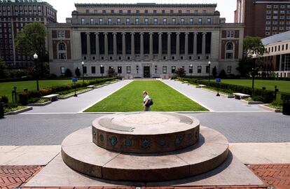 Personas caminan por el campus de la Universidad de Columbia en Nueva York.