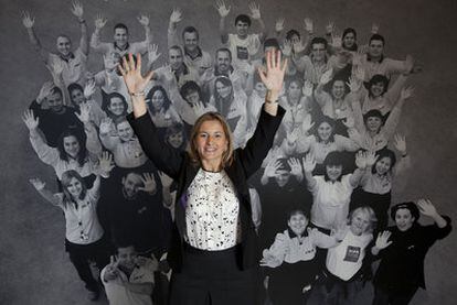 Belén Frau, directora general de Ikea Ibérica, delante de un mural en la tienda de Ikea en Vallecas (Madrid).